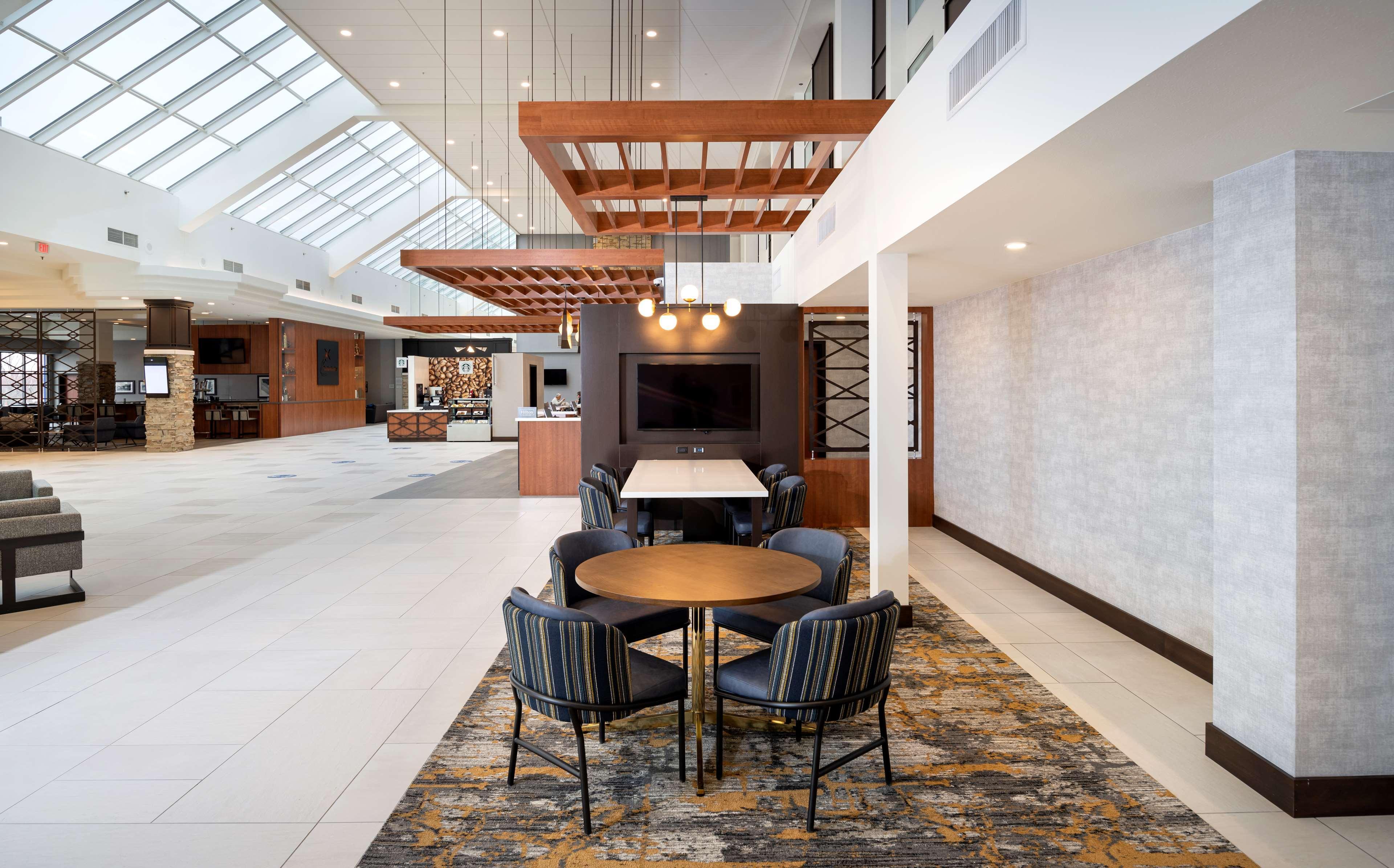 Hotel Doubletree By Hilton Madison East Exterior foto